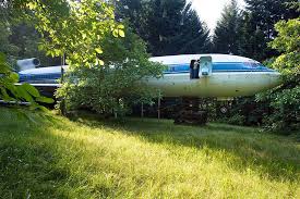 Bruce campbell is an electrical engineer who has a dream of creating an entire subdivision of retired airplanes, and he is starting with his own airplane house first. Fotos Dieser Mann Wohnt In Einer Boeing 727 Mitten Im Wald