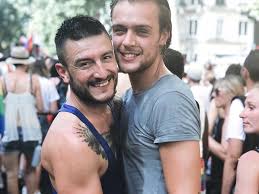 Quelques heures après la publication de cet article, matthieu delormeau n'a pas caché sa colère sur les réseaux sociaux : Photo Michal Star Academy Tout Sourire Avec Son Mari A La Marche Des Fiertes Star Academy Fierte Sourire