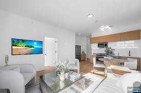 Homes for Sale Between $584369-$1168738