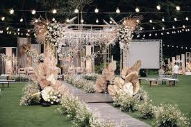 Dekorasi Outdoor Dried Palm Di 2020 Tempat Pernikahan Dekorasi Lorong Pernikahan Dekorasi Pernikahan Klasik