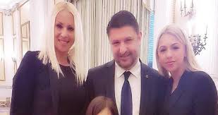 Check spelling or type a new query. Oi Oikogeneiakes Fwtografies Poy Dhmosieyse H Syzygos Toy Nikoy Xardalia Aftodioikisi Gr