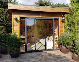 Surélévation de maison en bois, véranda à ossature bois, garage bois… mais la solution qui permet d'agrandir votre surface intérieure tout en donnant un style résolument moderne est sans conteste l'extension à ossature bois à toit plat. Studio De Jardin En Bois A Toit Plat Modele Grimaud Bureau De Jardin