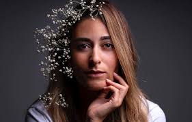 بشكل مفاجئ أقيمت خطبة الفنانة أمينة خليل على المهندس عمر طه، فى حفل، اقتصر على العائلتين والمقربين فقط، وذلك بسبب الأوضاع. Ø¨Ø¹Ø¯ Ø§Ù„Ù…Ø§ÙŠÙˆÙ‡ Ø£Ù…ÙŠÙ†Ø© Ø®Ù„ÙŠÙ„ Ø¨Ø§Ù„Ø­Ø¬Ø§Ø¨ Ù†ÙˆØ§Ø¹Ù…