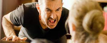 C'est d'autant plus surprenant que c'est une jeune juge aux mœurs strictes et une célibataire endurcie. 9 Mois Ferme