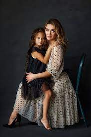 Mother And Daughter Fine Art Portrait In Studio How To Use Creative Poses For Fam Family Portrait Poses Family Studio Photography Family Portrait Photography