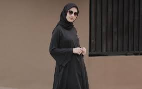 Bermain dengan outfit yang digunakan. Langsing Tiru 7 Inspirasi Gaya Lebaran Dengan Dress Hitam Ala Selebgram Bukareview