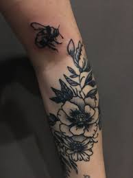 Bumble Bee Tattoo By Erik El Santo Dagger Moon Hasselt Bumblebee Tattoo Floral Bee Tattoo Tattoos Bumble Bee Art