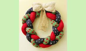 Knit up this cheerful flower wreath with lily sugar'n cream yarn! Knitted Christmas Wreath Knit Crochet Christmas
