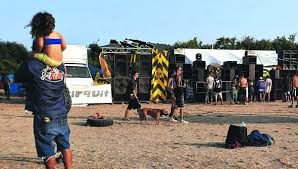 E' stato trovato morto nel lago di mezzano, vicino viterbo, un ragazzo di 25 anni che stava partecipando al mega rave party in corso tra toscana e lazio. Qwfounn9dqrzbm