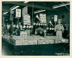 The set was issued in six distinct series groups, with new york area heroes phil rizzuto, duke snider, gil hodges, monte irvin and other yankees, dodgers and giants dominating the first series, accompanied by such stars as warren spahn, hank sauer, ted kluszewski, and robin roberts. 1952 Topps Store Display Photo