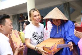 Thủy tiên được mẹ chồng thương yêu, chăm sóc như con ruột. Má»¹ Tam RÆ¡i NÆ°á»›c Máº¯t Lá»™i NÆ°á»›c Trao Qua Cá»©u Trá»£ NgÆ°á»i Dan Miá»n Trung Vov Vn