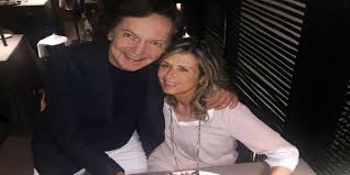 Dopo aver fondato il due musicale i vianella insieme con edoardo vianello, diventato suo marito nel 1965, wilma goich ottiene un buon successo con vojo er canto de 'na canzone e si classifica terza a un disco per l'estate 1972. Red Canzian Ex Moglie Delia Gualtiero E Bea Niederwieser Famiglia Stupenda