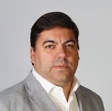 Pedro nuno santos, ministro das infraestruturas e habitação, justificou no facebook a nomeação da sua mulher, catarina gamboa, para chefe de gabinete de duarte cordeiro, secretário de estado. Pedro Nuno Santos Yourszene