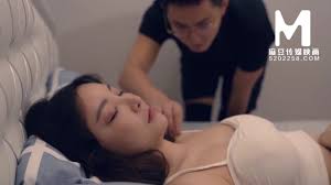 美人巨乳人妻の寝込みを襲って夜這いエッチ