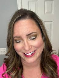 ✨ ✨ TWO SHADE EYESHADOW TUESDAY ✨ ✨ I AM DIGGING THIS COMBO!! Especially  for fall! I used BUTTERSCOTCH just above the crease and all over lightly  below, EMERALD CITY outer 1/3