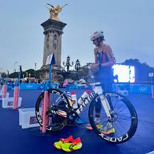 BETH MEANS BUSINESS @bethpotter91 🇬🇧 one of the first into bike rack,  first in the water. First over the line? 8am CEST we begin in Paris 💥
