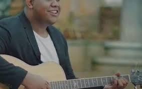 Listen To Andmesh Kamaleng Cinta Luar Biasa Official By Fandy Dwi On Music Blobs Lagu Gambar Orang Orang