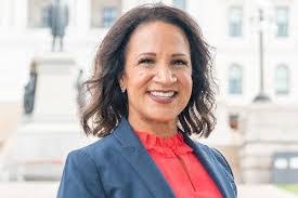 Lisa Demott's Instagram, Twitter & Facebook