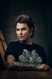 Skäringer sade att mia och klara är en protest mot att allt ska vara så kallt och ironiskt, snabbt och smart. 16 2008 och 2009 vann mia och klara bästa humorprogram på prisutdelningen kristallen. Mia Skaringer Age Biography Wiki Family Filmography More The Biographys
