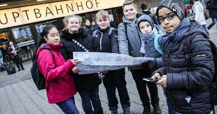 Die schule wurde 1992 gegründet und trägt seit. 120 Schuler Jagen Lehrer Mit Der Bahn