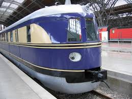 Schnelltriebwagen svt 137 bauart hamburg der deutschen reichsbahn von 1935 im hauptbahnhof leipzig auf gleis 24. Svt 137 Bauart Leipzig Im Leipziger Hbf Bahnbilder De