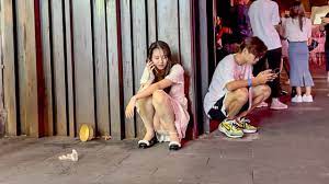 中国 広州の夜の街を流し撮りしているところにしゃがみパンチラしている女子が映ってしまっているyoutube動画！！ | デルタパンチラ（座りパンチラ ）／ローアングルパンチラを堪能できる動画を探す！