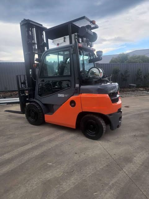 Toyota 3.5T Forklift enclosed cabin – MSR Forklifts