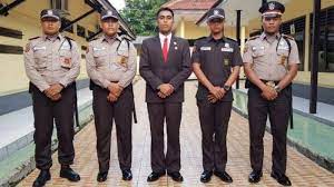 Status, saat kamu menjadi seorang pns kamu akan mendapatkan status sosial yang dihormati dan dihargai di masyarakat yang masih cenderung feodal. Seragam Satpam Baru Kapolri Ubah Seragam Satpam Berwarna Coklat Agar Sama Dengan Polisi Tribun Bali