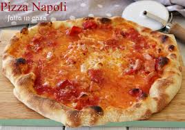 Per preparare la pasta per la pizza senza glutine, setacciate la farina e l'amido di mais e disponeteli a fontana su di una spianatoia (o in una capiente bacinella) formando un buco al centro 1.prendete una ciotolina di vetro, sbriciolatevi dentro il lievito di birra, versateci un bicchiere d'acqua tiepida 2 e il miele 3.mescolate fino a fare sciogliere bene il tutto. Pizza Napoli Fatta In Casa 2 G Di Lievito E Maturazione In Frigo