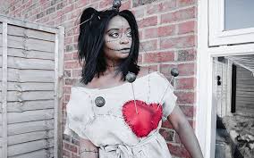 Entweder sie gehen in ein geschäft und kaufen das passende kostüm oder sie stellen es ganz einfach selbst her. Diy Voodoo Doll Costume Maskerix Com Halloween Kostum Selber Machen Last Minute Halloween Kostum Halloween Kostume Frauen