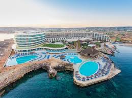 Op het strand is gelegenheid voor sportieve activiteiten, zoals windsurfen, kite surfen, kanovaren en waterskiën. Ramla Bay Resort Bewertungen Fotos Preisvergleich Malta Tripadvisor