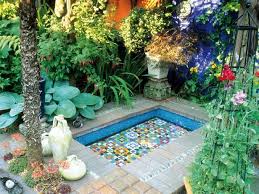 Mediterraner Garten Mit Italienischem Glasmosaik Garten Glasmosaik Italienis Mediterraner Garten Mediterrane Gartengestaltung Wasserbecken Garten