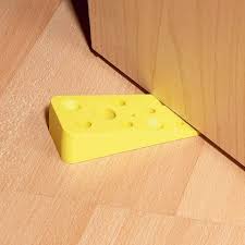 25 Idees De Cales Porte Creatifs Et Originaux Pour Ajouter Un Peu De Peps A Votre Decoration Cale Porte Butee De Porte Deco Bois