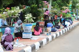 Tetapi, tema floral bukan tentang bunga hidup dalam vas saja. Keseruan Lomba Melukis Pot Bunga Dinas Lingkungan Hidup