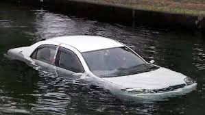 tvで 洪水時はパワーウインドウが使えない を連呼するが 車両の水没直後なら稼働します clicccar com クリッカー 洪水 クリッカー 車両