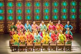 Baba ve nyonya şarkıcılarının doğaçlama malay pantun'u ( şiir ) gönülsüz ve bazen de mizahi bir tarzda değiş tokuş ettiği geleneksel bir malay eğlence biçimidir. Asean Cultural Center Peranakan Dance The Relations Of Chinese Melayu Culture