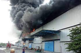 10.200 m2fitur murahhh pabrik butuh cepat dijual ex pabrik bata merah di jalan raya sukobendu , mantup lamongan pabrik siap kerja, semua mesin. Pt Blue Shark Maspion Manyar Terbakar Para Buruh Panik Dan Keluar Selamatkan Diri Bangsa Online Cepat Lugas Dan Akurat