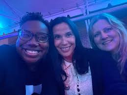 Sandi Roberts (@SandiRoberts42)