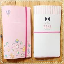 マルチシールポケットファイルとダイソーのシールコレクションブックの大きさ比較画像 手帳 シール シール 家計簿