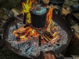 Kein feuer entzünden, bevor die oberseite des ofens nicht mit wasser überdeckt ist. Zu Gast Im Winter Tipi Lager Outdoor Spirit