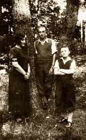 Zalman Kaplanas with his parents Etl and Moshe Kaplan