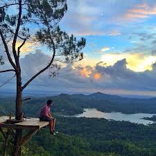Apakah ada hal menarik yang bisa dilakukan di yogyakarta saat liburan yang belum kami ulas? Harga Tiket Masuk Kalibiru Tempat Wisata Baru Di Jogja Yang Memberikan Pengalaman Melihat Keindahan Perbukitan Dari Atas Pohon Daka Tour