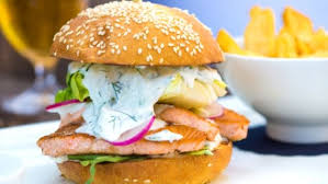 Nicolas Moreau Propose Un Burger Original Avec Des Filets De Saumon Grilles Au Miel Saumon Grille Recette Saumon Saumon
