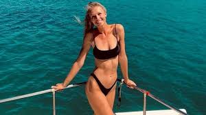 Listopadu 1989 praha) je česká modelka a finalistka české miss 2014. Po Drine Ve Skolni Lavici Si Uziva V Plavkach Takhle Travi Leto Na Havaji Kraska Z Decaku Super Cz
