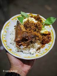 Sambal korek paling enak jika disantap bersama ayam goreng, bebek goreng dan juga lalapan. Mencari Jejak Pusat Warung Bebek Purnama Di Bebek Purnama Jalan Dinoyo Surabaya