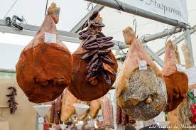 Les allées du jambon is chock full of food stands offering an array of delicacies for a reasonable price, from ham to confit de canard to fresh normandy oysters. J Ai Decouvert La Fete Du Jambon Cru A Bayonne Les Recettes De Melanie Blog Culinaire Et Recits De Voyage