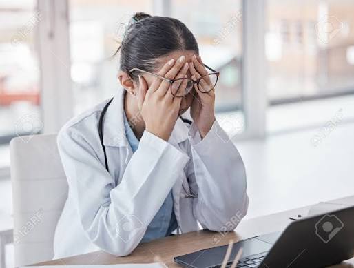 Burnout, Estresse Ou Médico Mulher No Laptop Com Dor De Cabeça De Depressão, Saúde Mental Ou Ansiedade Revisão Médica. Enfermeira Cansada, Dor Ou Triste Frustrada, Com Raiva Ou Deprimida Para Relatório De