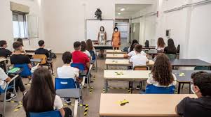 Sebbene inizialmente la riapertura delle scuole fosse prevista il 7 gennaio per tutti, la data è stata posticipata dapprima all'11 gennaio fino ad arrivare. Riapertura Scuole Draghi Dal 26 Aprile Tutti Gli Studenti In Classe Cronaca Quotidiano Net