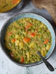 Diese Herzhafte Vegane Gemusesuppe Enthalt Grune Erbsen Kartoffeln Karotten Und Anderes Gesundes Gemuse Das Rez In 2020 Gemusesuppe Rezept Eintopf Vegane Vorspeisen