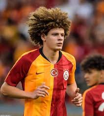 Forvet pozisyonunda görev alan 17 yaşındaki erencan yardımcı, santrafor haricinde sağ ve sol kanatta da görev alıyor. W D Fu D9bmgcm